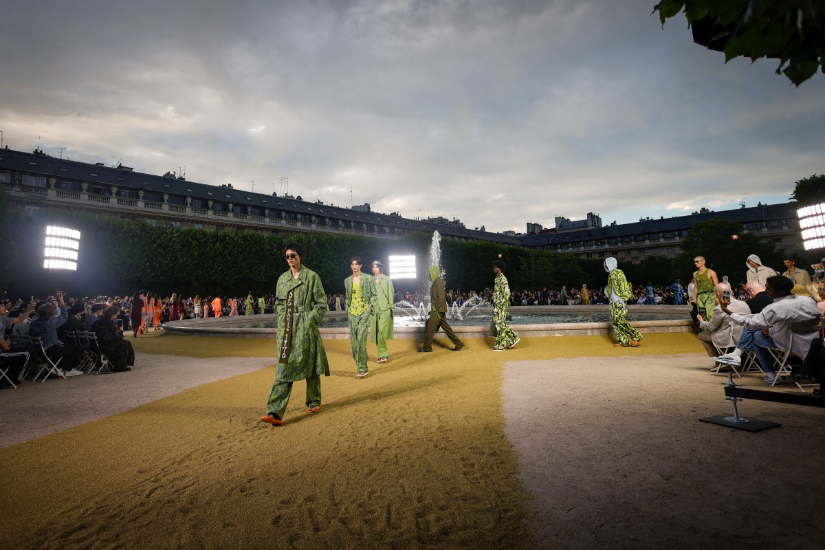 بالصور- عمال بناء ومهرجون باليوم الثاني من أسبوع الموضة الرجالية في باريس